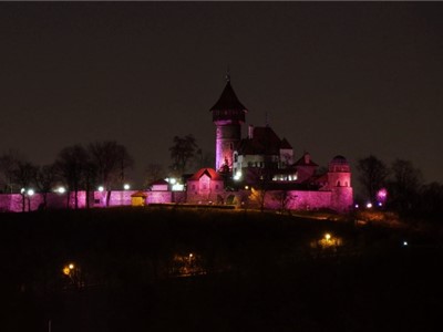 Do purpurové barva se zahalil mostecký hrad Hněvín. Foto: e-deníky.cz/Oldřich Hájek